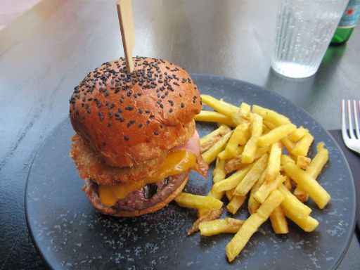 RED Burger Company, Spanien, Texas Burger mit Pommes