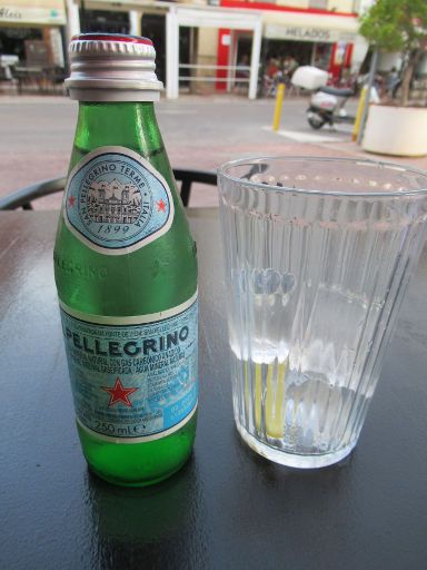 RED Burger Company, Spanien, San Pellegrino Mineralwasser mit Kohlensäure 0,25 Liter