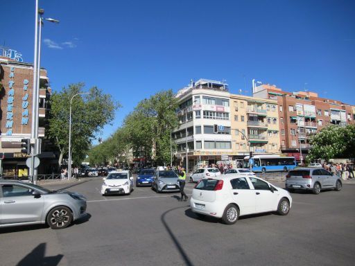 Stromausfall 28. April 2025, Spanien, Verkehrsregelung durch Polizei auf der Kreuzung Calle de Alcalá / Calle de Arturo Soria