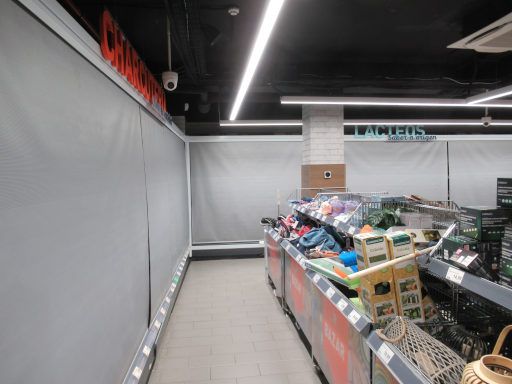 Stromausfall 28. April 2025, Spanien, ALDI, Calle de Alcalá 380, 28027 Madrid, Wurst und Käsewaren geschlossene Regale am 29.04.2025