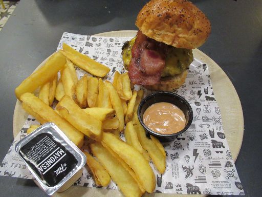 The Fitzgerald™, Spanien, NoMad dry aged Burger mit 250 Gramm Rindfleisch und Pommes