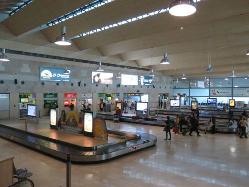 Flughafen Teneriffa, TFN, Spanien, Gepäckbänder im Ankunftsbereich mit Schalter der Autovermieter