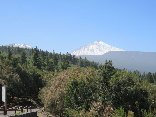 Teneriffa, Teide Nationalpark, Spanien, kostenloser Parkplatz an der Landstraße TF–21 mit Blick auf den Teide