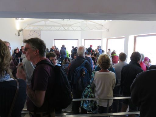 Teneriffa, Teleférico del Teide®, Spanien, Wartebereich mit großen Fenstern und Sitzgelegenheiten