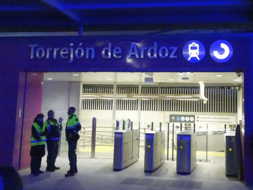 Mágicas Navidades de Torrejón Weihnachtsmarkt 2018, Torrejón de Ardoz, Spanien, Ausgang Bahnhof