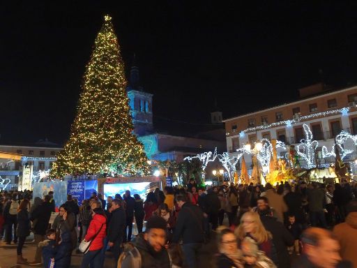 Mágicas Navidades de Torrejón Weihnachtsmarkt 2018, Torrejón de Ardoz, Spanien, Spenden, Plaza Mayor