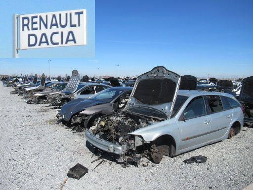 Desguaces La Torre, Torrejón de la Calzada, Spanien, Freigelände mit verschiedenen Fahrzeugen Renault Dacia