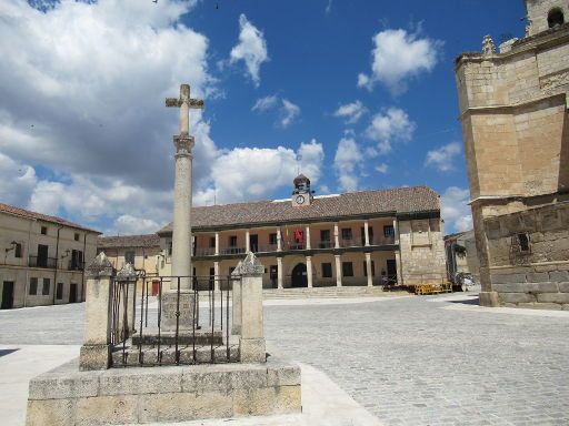 Torrelaguna, Spanien, Plaza Mayor und Cruz de Cisneros