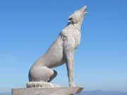 La Cañada del Lobo, Torremolinos, Spanien, Skulptur heulender Wolf