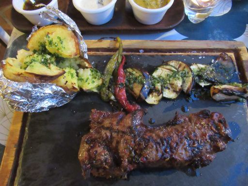 Patagonia Express Grill & Pizza, Torremolinos, Spanien, Entrec&ocirc;te Steak, Ofenkartoffel, Grillgem&uuml;se