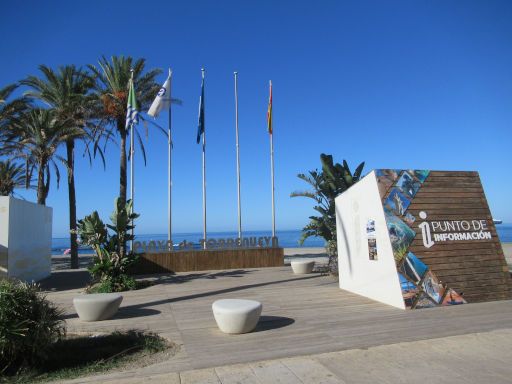 Traves&iacute;a a nado, Torrenueva Costa, 2026, Torrenueva Costa, Spanien, Schwimmwettbewerb, Touristeninformation auf der Mitte vom Strandabschnitt