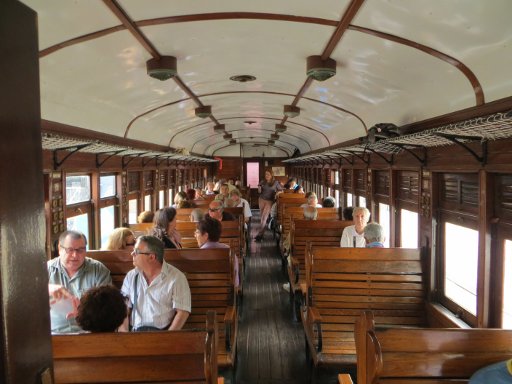 Tren de la Fresa, Madrid, Spanien, Großraumabteil im historischen Waggon