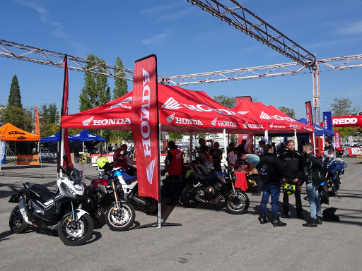 REDD Challenge 2019, Honda Probefahrten, Tres Cantos, Madrid, Spanien, Honda Zelt auf dem Plaza de la Chimenea, Avenida Artesanos 34, 28760 Tres Cantos