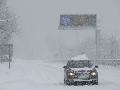 Urbanización Formigal, Huesca, Spanien, Anzeige Schneeketten Pflicht Landstraße N–260 bei Biescas