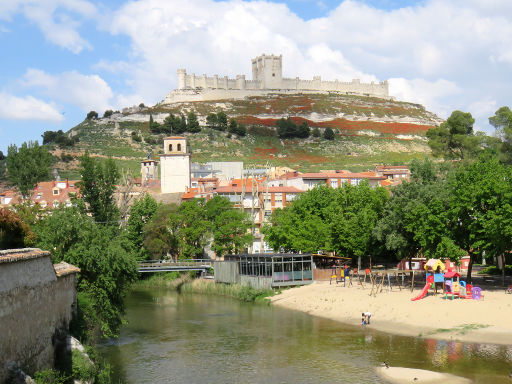 Burg von Peñafiel, Valladolid, Spanien, Ansicht der Burg vom Ort