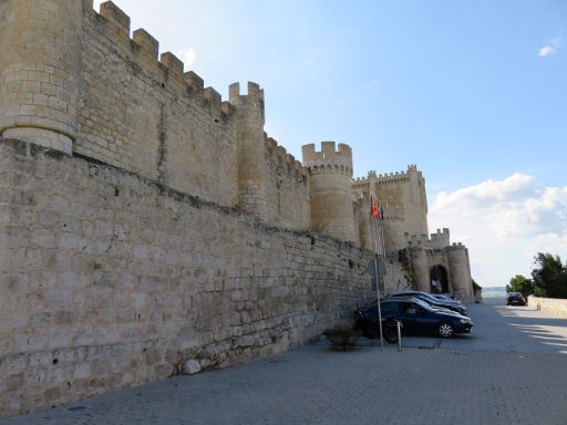 Burg von Peñafiel, Valladolid, Spanien, Außensicht der Burg mit kostenlosen Parkplätzen