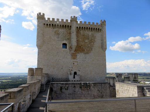 Burg von Peñafiel, Valladolid, Spanien, Burgturm mit acht winzigen Türmen