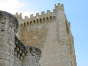 Burg von Peñafiel, Valladolid, Spanien, Burgturm mit acht winzigen Türmen