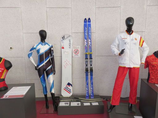 Sportmuseum (Wanderausstellung), Valladolid, Spanien, Ausrüstung Snowboard und Ski