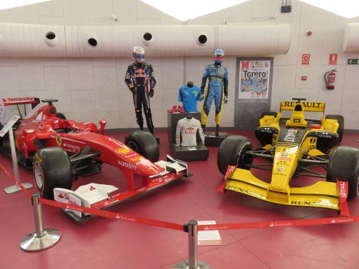 Sportmuseum (Wanderausstellung), Valladolid, Spanien, Formel 1 Fahrzeuge Ferrari und Renault