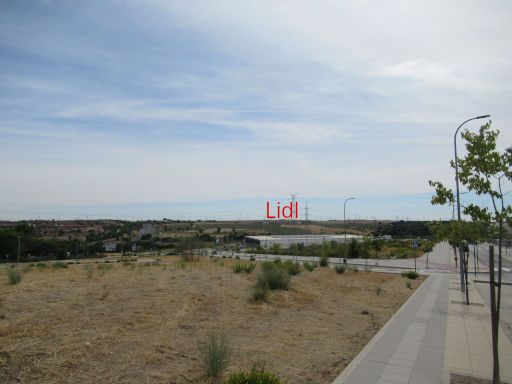 Stadtteil El Monte de la Villa, Villaviciosa de Odón, Spanien, Hanglage mit Blick auf den Lidl Supermarkt