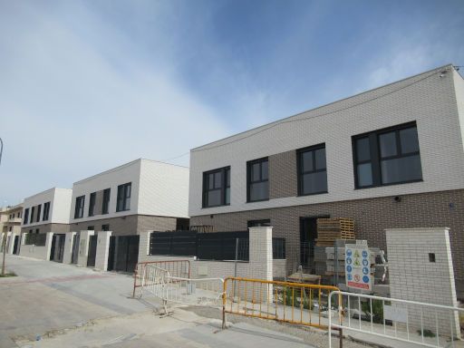 Stadtteil El Monte de la Villa, Villaviciosa de Odón, Spanien, Reihenhäuser mit Klinker Verblender und Dach ohne Überstand