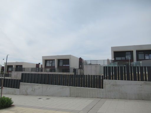 Stadtteil El Monte de la Villa, Villaviciosa de Odón, Spanien, Reihenhäuser mit Sichtbeton, Mauern aus Beton und Stahlbarrieren