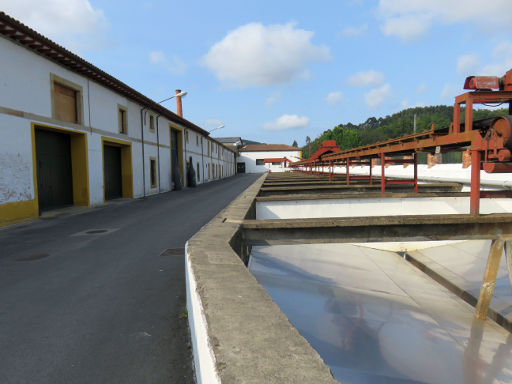 Bodega de Sidra El Gaitero, Villaviciosa, Spanien, leere Behälter für Äpfelanlieferung