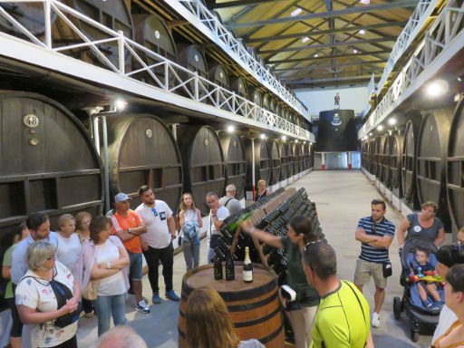 Bodega de Sidra El Gaitero, Villaviciosa, Spanien, Lagerhalle mit Holzfässern