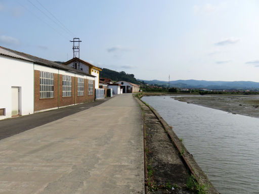 Bodega de Sidra El Gaitero, Villaviciosa, Spanien, Hafen am Fluss Villaviciosa mit Niedrigwasser