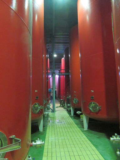 Bodega de Sidra El Gaitero, Villaviciosa, Spanien, Lagerhalle mit Edelstahltanks