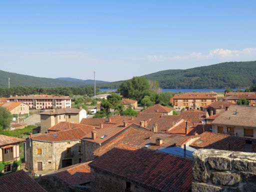 Vinuesa, Soria, Spanien, Blick von der Kirche Richtung Stausee