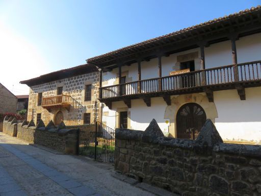Vinuesa, Soria, Spanien, Architektur, Gebäude mit Holzbalkon
