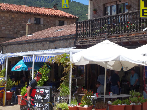 Vinuesa, Soria, Spanien, Restaurante Virginia RH, Terrasse mit Markisen