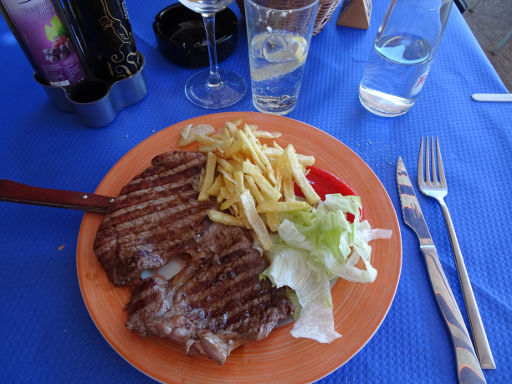 Vinuesa, Soria, Spanien, Restaurante Virginia RH, angeblich Kalbssteak mit Pommes und Salatblättern