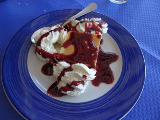 Vinuesa, Soria, Spanien, Restaurante Virginia RH, Käsekuchen mit Sprühsahne verziert