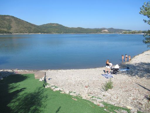 VI Travesía Solidaria Kedada brazadas Solidarias, 2021, Stausee Ullíbarri Gamboa, Schwimmwettbewerb, Vitoria-Gasteiz, Spanien, Start– Zielbereich am Ufer