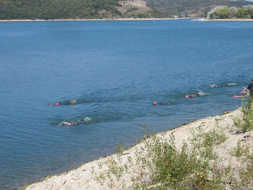 VI Travesía Solidaria Kedada brazadas Solidarias, 2021, Stausee Ullíbarri Gamboa, Schwimmwettbewerb, Vitoria-Gasteiz, Spanien, Schwimmer von der Strecke 3800 m