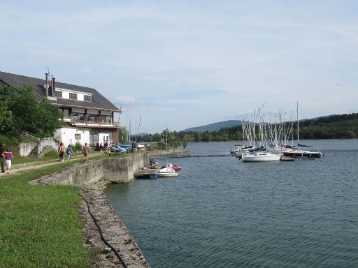 VIII Travesía Solidaria Kedada brazadas Solidarias, 2023, Stausee Ullíbarri, Schwimmwettbewerb, Vitoria-Gasteiz, Spanien, Club Náutico de Álava Aldayeta und Hafen