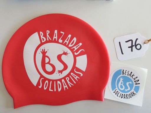 VIII Travesía Solidaria Kedada brazadas Solidarias, 2023, Stausee Ullíbarri Gamboa, Schwimmwettbewerb, Vitoria-Gasteiz, Spanien, Starterpaket mit Badekappe, Nummer für Aufbewahrung Tasche und Aufkleber