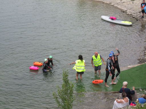 VIII Travesía Solidaria Kedada brazadas Solidarias, 2023, Stausee Ullíbarri Gamboa, Schwimmwettbewerb, Vitoria-Gasteiz, Spanien, Start– Zielbereich am Ufer