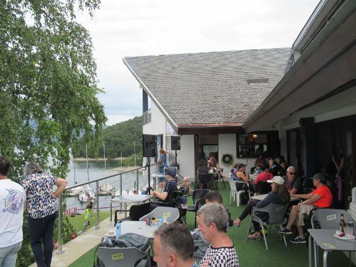 VIII Travesía Solidaria Kedada brazadas Solidarias, 2023, Stausee Ullíbarri Gamboa, Schwimmwettbewerb, Vitoria-Gasteiz, Spanien, Terrasse mit Ausblick See