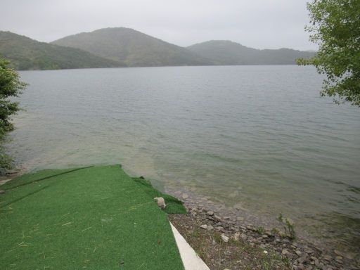 X Travesía Solidaria Kedada brazadas Solidarias, 2025, Stausee Ullíbarri Gamboa, Schwimmwettbewerb, Vitoria-Gasteiz, Spanien, Start– Zielbereich am Ufer