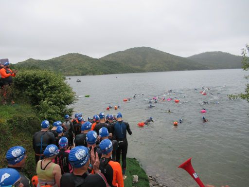 X Travesía Solidaria Kedada brazadas Solidarias, 2025, Stausee Ullíbarri Gamboa, Schwimmwettbewerb, Vitoria-Gasteiz, Spanien, Start