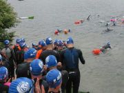 X Travesía Solidaria Kedada brazadas Solidarias, 2025, Stausee Ullíbarri Gamboa, Schwimmwettbewerb, Vitoria-Gasteiz, Spanien, Start