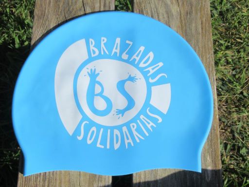 XI Traves&iacute;a Kedada Brazadas Solidarias Euskadi, 2026, Stausee Ull&iacute;barri Gamboa, Schwimmwettbewerb, Vitoria-Gasteiz, Spanien, Badekappe