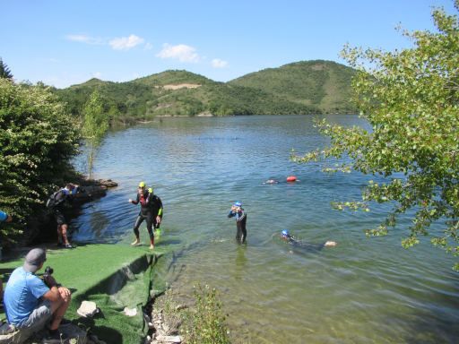XI Traves&iacute;a Kedada Brazadas Solidarias Euskadi, 2026, Stausee Ull&iacute;barri Gamboa, Schwimmwettbewerb, Vitoria-Gasteiz, Spanien, Start&ndash; Zielbereich am Ufer