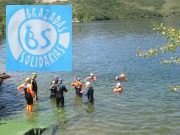 XI Traves&iacute;a Kedada Brazadas Solidarias Euskadi, 2026, Stausee Ull&iacute;barri Gamboa, Schwimmwettbewerb, Vitoria-Gasteiz, Spanien, Start&ndash; Zielbereich am Ufer