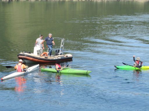 XI Traves&iacute;a Kedada Brazadas Solidarias Euskadi, 2026, Stausee Ull&iacute;barri Gamboa, Schwimmwettbewerb, Vitoria-Gasteiz, Spanien, Kajaks und Motorboot
