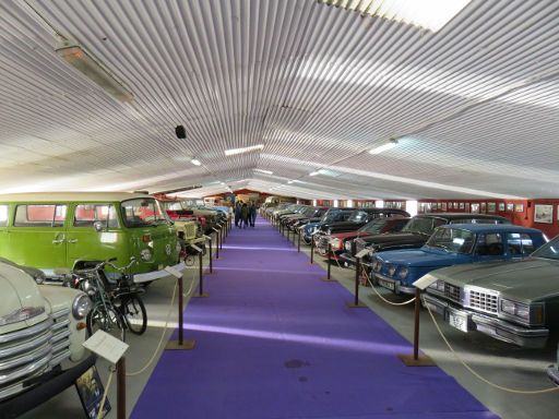 Museo de Coches de Cine, Yuncos, Spanien, Ausstellung von der Mitte Richtung Ende